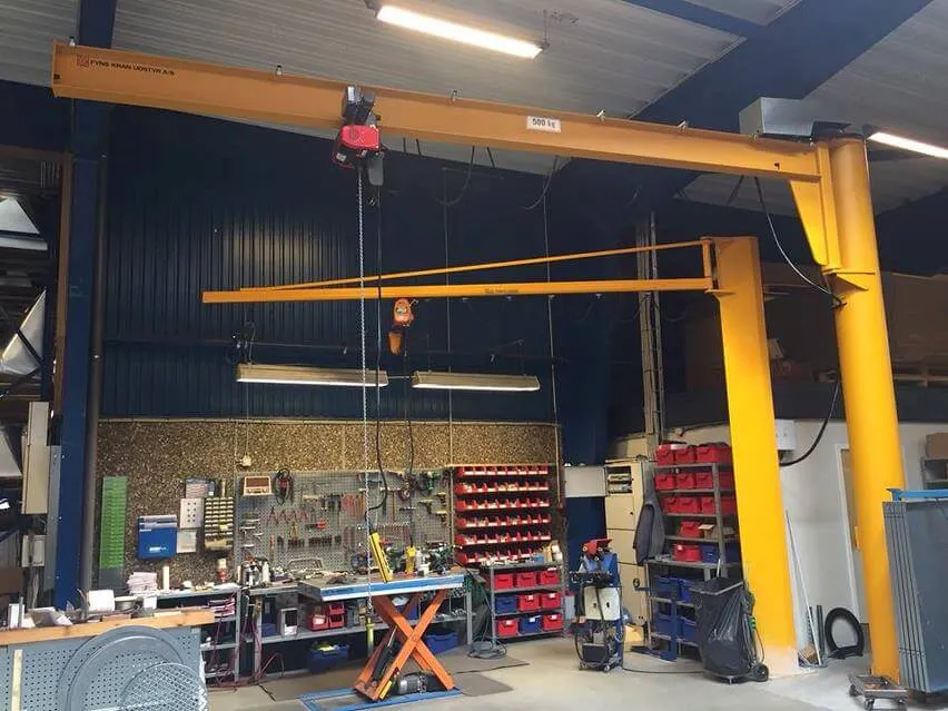 VETTER søjlesvingkran med elektrisk krøj hos Søby Maskinaktieselskab